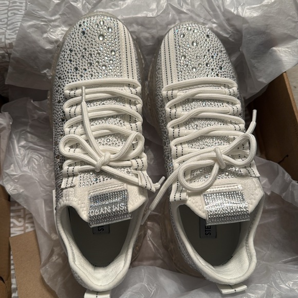 NWT Brand New in Box STEVE MADDEN
MAXIMA WHITE RHINESTONES SNEAKERS Sz 8.5 - Picture 7 of 14